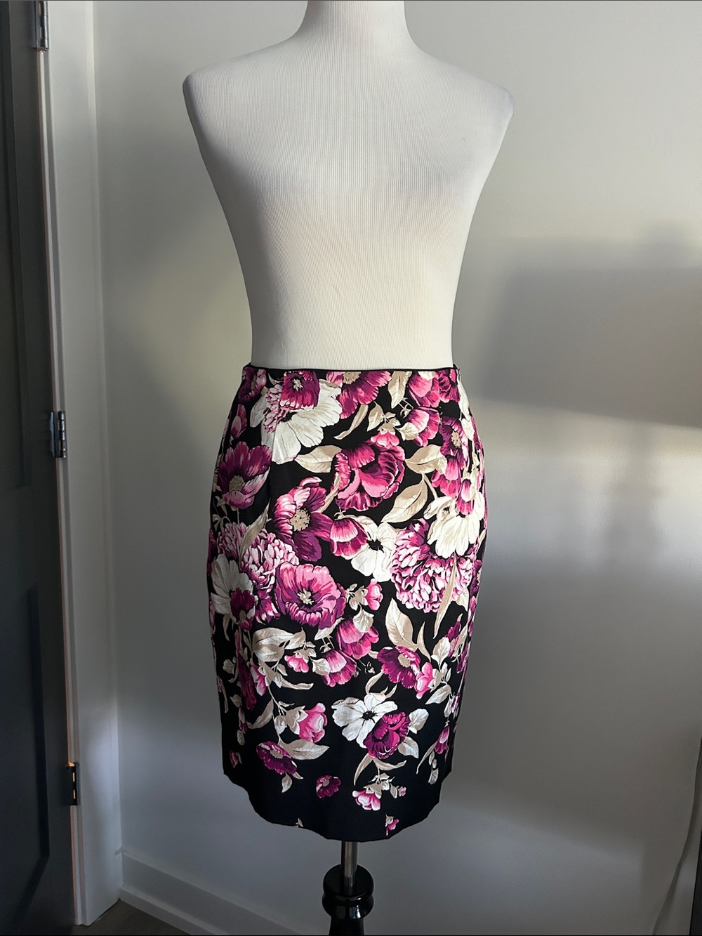 Size 6 Floral Pencil Skirt in Black and Fuchsia